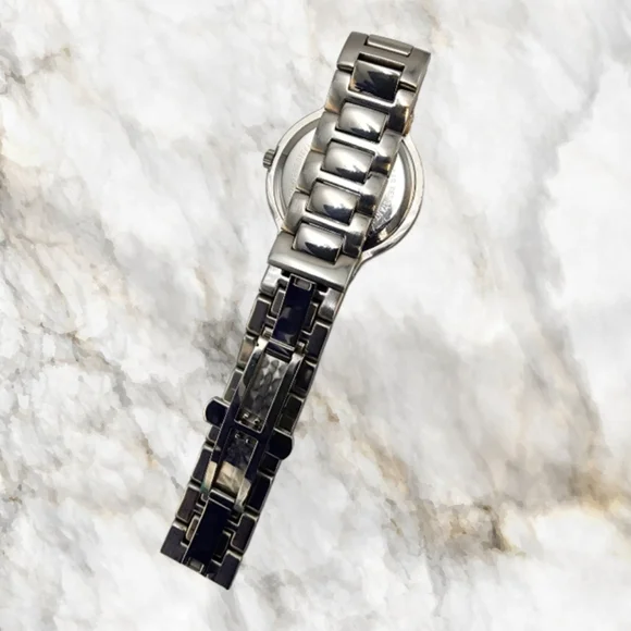 GUCCI 8800M Stainless Steel Swiss Made Watch - Picture 2 of 4